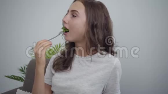 肖像年轻女子吃沙拉享受她的健康食物健康的生活方式观念营养治疗师的专业视频的预览图