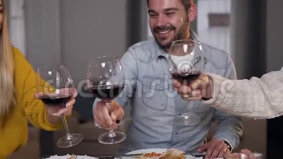 感恩节庆祝活动时美丽的亲戚们一边喝着酒和果汁一边碰杯视频的预览图