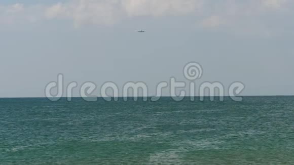 飞机在海洋上空接近视频的预览图