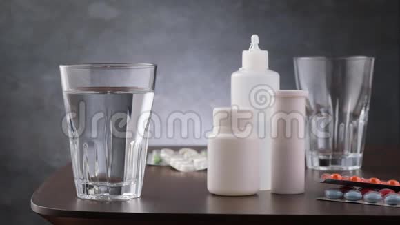 为阿维或流感用药在背景医疗片上倒入装有水的玻璃杯中视频的预览图