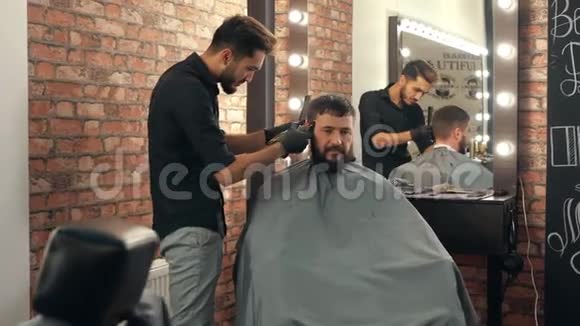理发店里用电动剃须刀刮胡子的人男子用剃须刀修剪胡须的有胡子男子视频的预览图