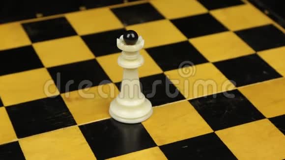 国际象棋皇后的身材在中间打板特写轮换视频的预览图