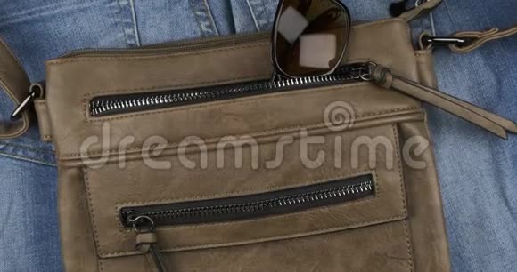 放大太阳镜从一个女人的袋子里伸出口袋概念视频的预览图