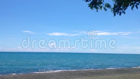 村里绿树掩映下热带宁静的海滩氛围晴朗的蓝天视频的预览图