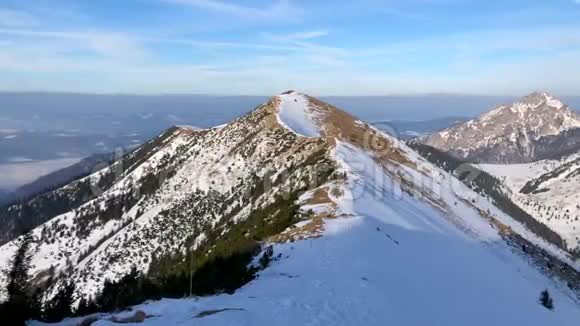 冬季的山景在阳光明媚的一天山谷中有雾靠近Chleb山SnilovskeSedlo马拉法特拉视频的预览图