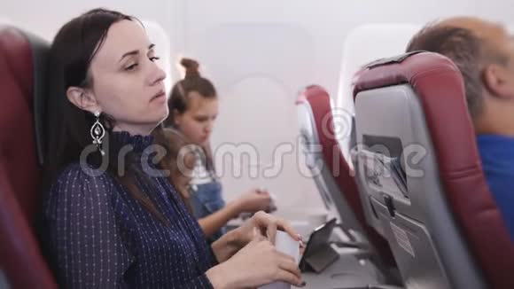那个女人在飞机上飞行时感到不舒服视频的预览图