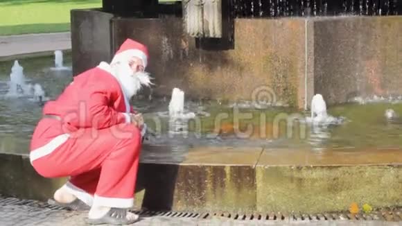 圣诞老人热水喷泉融化了服装视频的预览图