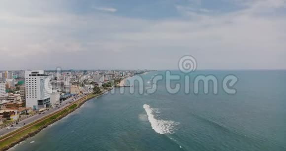 无人机飞越斯里兰卡科伦坡镇附近美丽的海滨令人惊叹的海景海岸线和城市视频的预览图