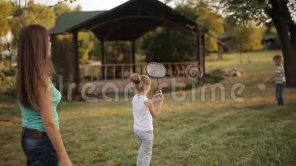 一场家庭羽毛球比赛母女俩打羽毛球对抗教皇儿子视频的预览图