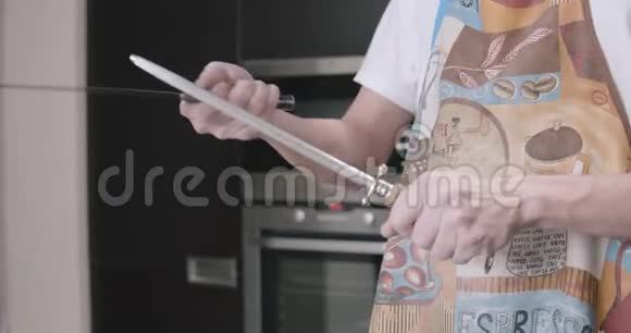 厨房内部厨师磨刀视频的预览图