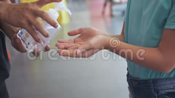 洗手液凝胶用酒精进行手部治疗超市杂货店的温度检查热成像视频的预览图