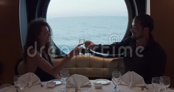 喜欢坐在餐厅桌旁的情侣快乐的夫妻在咖啡馆吃饭在餐馆里的浪漫约会视频的预览图