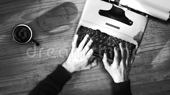 黑白打字在老式打字机上在窗边写一封情书4K视频的预览图