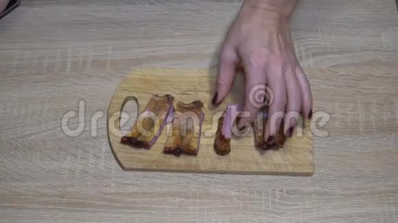切成薄片的熏猪肉排骨视频的预览图