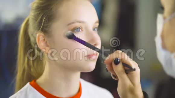 化妆师在工作眼部化妆化妆师在模特的脸上化妆视频的预览图