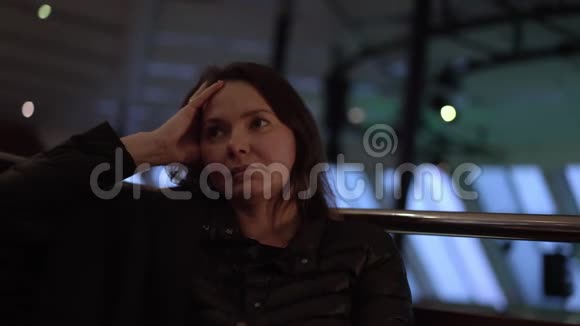 女人坐在渡船餐厅里抱着头睡觉视频的预览图