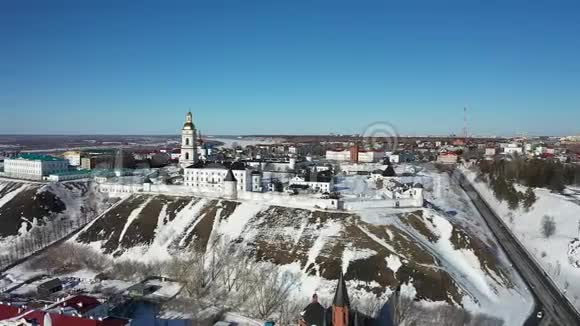 从俄罗斯图门地区托博尔斯克市历史中心的高度来看视频的预览图