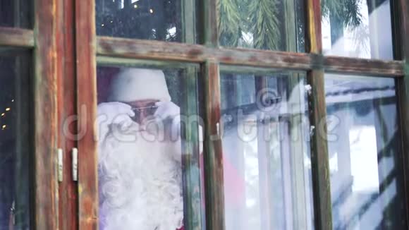 圣诞老人透过窗户看视频的预览图