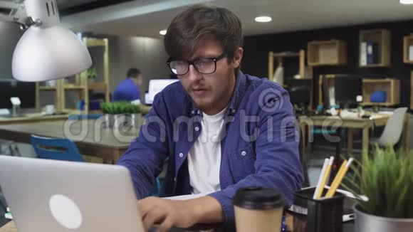 戴眼镜的烦人程序员在办公室工作视频的预览图