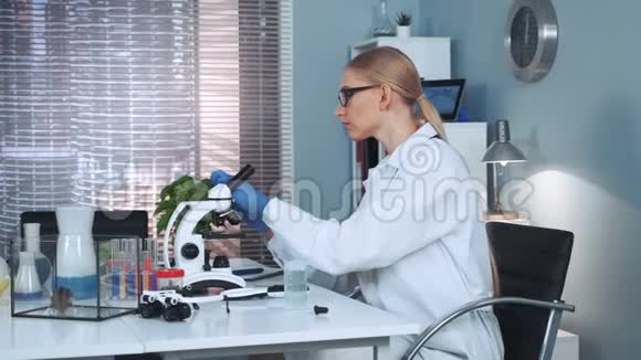 化学实验室中进行有机材料实验的女科学家视频的预览图