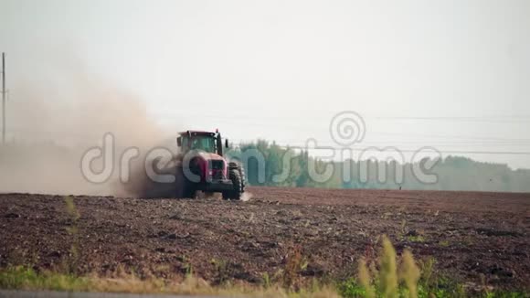 农业企业在炎热干燥的天气里农民在能源密集的拖拉机上犁出干旱尘土飞扬的土壤视频的预览图