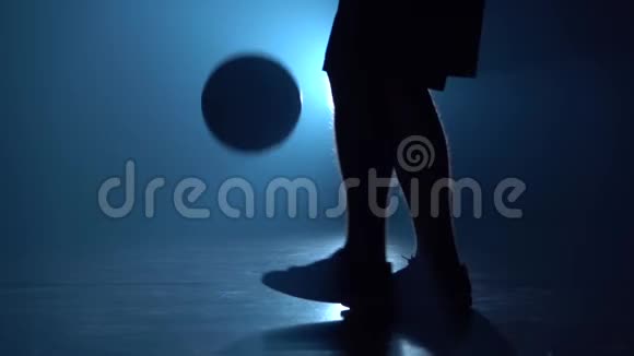 运动员双腿用聚光灯在sudio中填充球慢动作视频的预览图