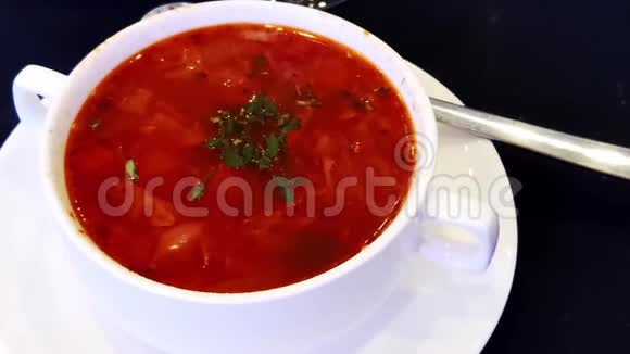 传统的乌克兰俄罗斯波兰民族汤白碗上的红色蔬菜罗施深色背景视频的预览图