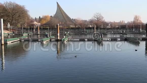 康斯坦斯湖岸边空无人居住的码头视频的预览图