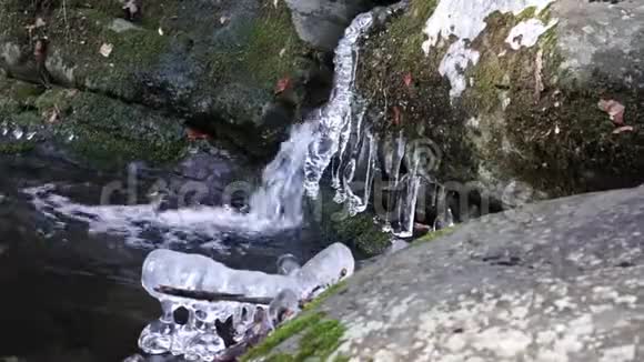 喷涌的瀑布穿过圆形的岩石裂缝视频的预览图