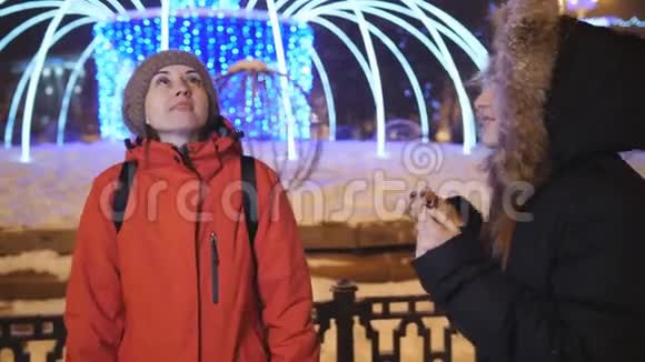 晚上有两个女朋友在城里圣诞庆典视频的预览图