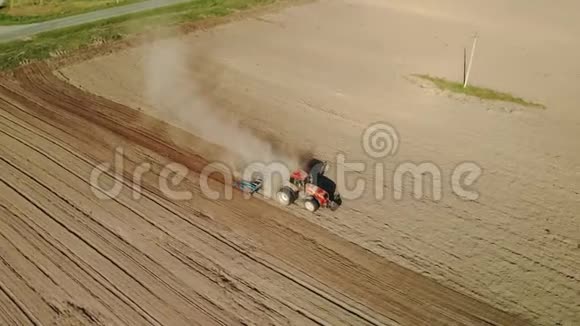 红色拖拉机用圆盘耙培育土壤播种无人机跟踪目标视频的预览图