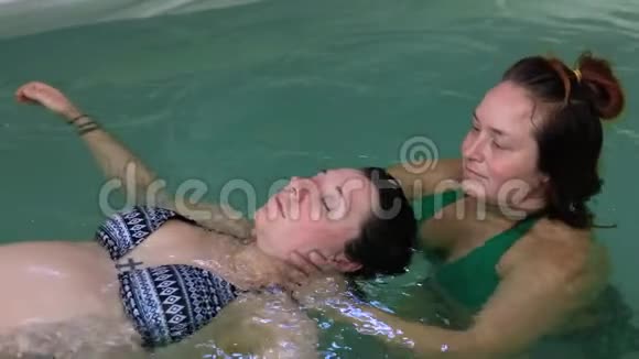 孕妇在游泳池里按摩视频的预览图
