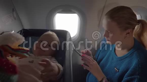 在飞机上的婴儿床上视频的预览图