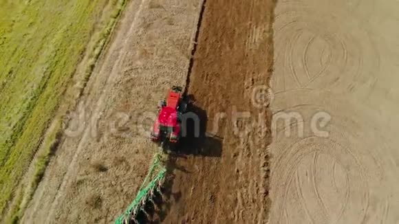 春季和秋季晴朗天气多犁农田拖拉机播种的土壤视频的预览图