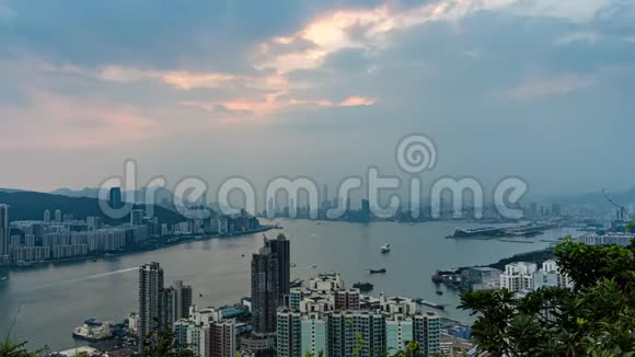香港维多利亚港的鸟瞰日落视频的预览图