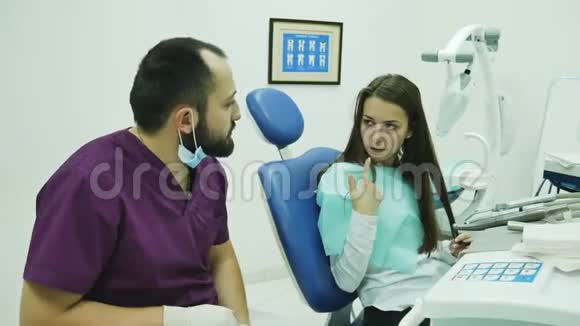 牙科医生与病人的专业知识沟通视频的预览图