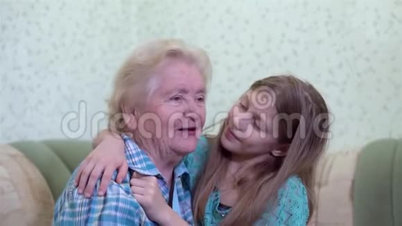 孙女和奶奶玩得很开心视频的预览图