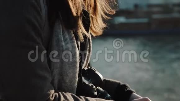 在巴黎河桥慢镜头上欣赏风景的美丽优雅体贴的女人的电影肖像视频的预览图