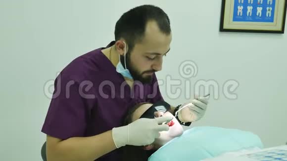 牙科医生检查一位女性病人专家诊断牙科治疗视频的预览图