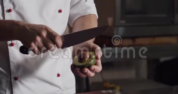 厨师用一把刀从鳄梨里取出种子4k视频的预览图