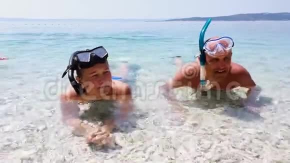 在海边享受水上运动的幸福家庭视频的预览图