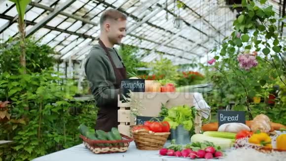农民带蔬菜到农场市场的缓慢动作与女售货员交谈视频的预览图