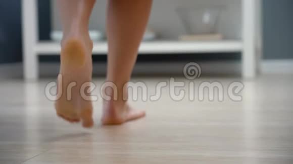 早上走进浴室的女性腿视频的预览图