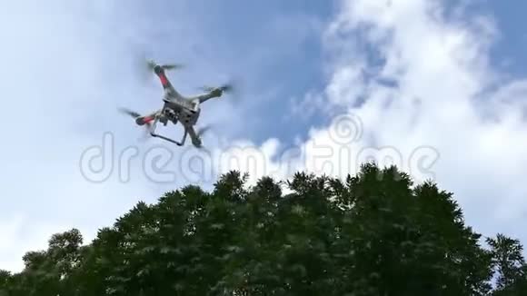 无人机正飞向天空视频的预览图