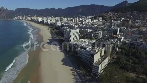 在著名的南美洲旅行目的地城市里约热内卢伊帕内马和莱布隆海滩巴西的鸟瞰图视频的预览图