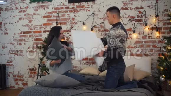 夫妻靠枕头打架视频的预览图