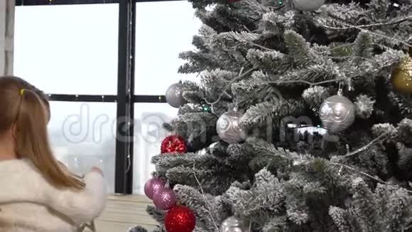 小女孩在家里用玩具装饰圣诞树视频的预览图
