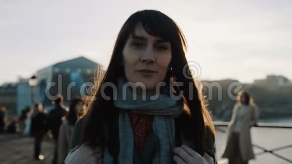 开朗美女背着背包散步在秋日巴黎广场摆姿势拍照微笑镜头闪着慢镜头视频的预览图