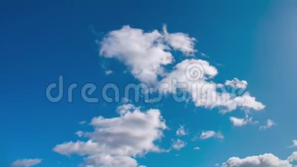 碧蓝的天空中的海草云白云在春天划过天空视频的预览图