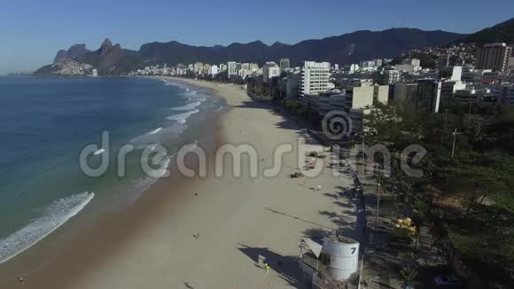 世界著名的海滩有冲浪者的美丽海滩在这里冲浪天堂巴西夏季视频的预览图